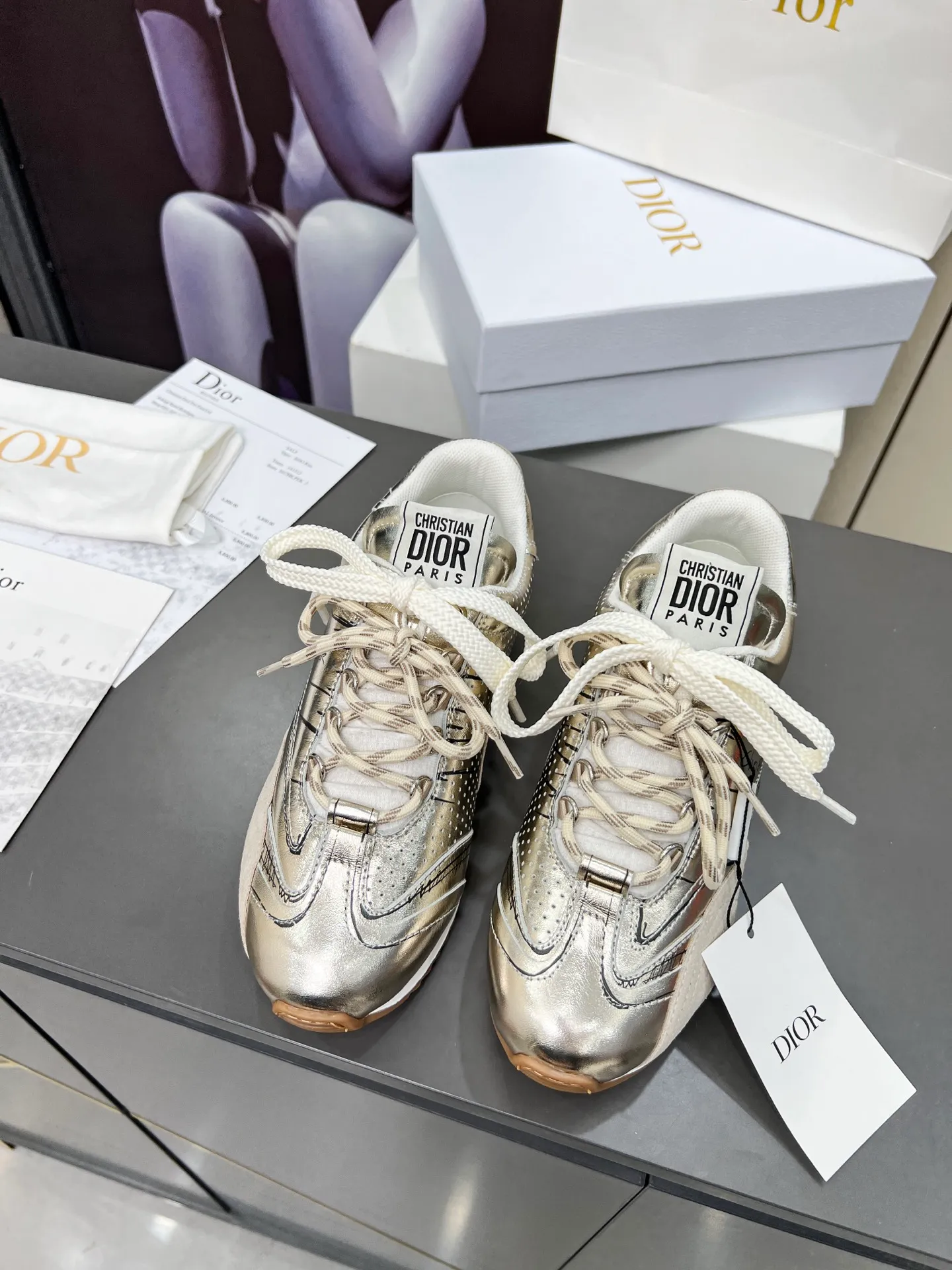 Gold men's shoes 💰580 D-Sketch sneakers are new products in the 2025 spring and summer ready-to-wear series❤️‍🔥❤️‍🔥❤️‍🔥❤️‍🔥, highlighting the classic retro aesthetics. Crafted from gold-toned crinkled sheepskin and gold-toned laminated calfskin 🌹🌹🌹, it features beige suede calfskin panels and double laces. The side is decorated with a handwritten Christian Dior Men's Shoes 💰aris logo🎆🎆🎆, while the heel and tongue are embellished with Christian Dior Men's Shoes 💰aris logo panels and plaques. Paired with two-color thin rubber soles, they look more refined. Size: 35~41 (men’s model is currently available). Color: black, white, gold, silver.